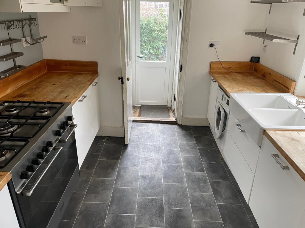 Lot: 135 - THREE BEDROOM SEMI-DETACHED HOUSE FOR IMPROVEMENT - kitchen